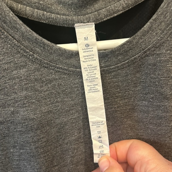 Lululemon men’s medium gray and black tee - Picture 2 of 5